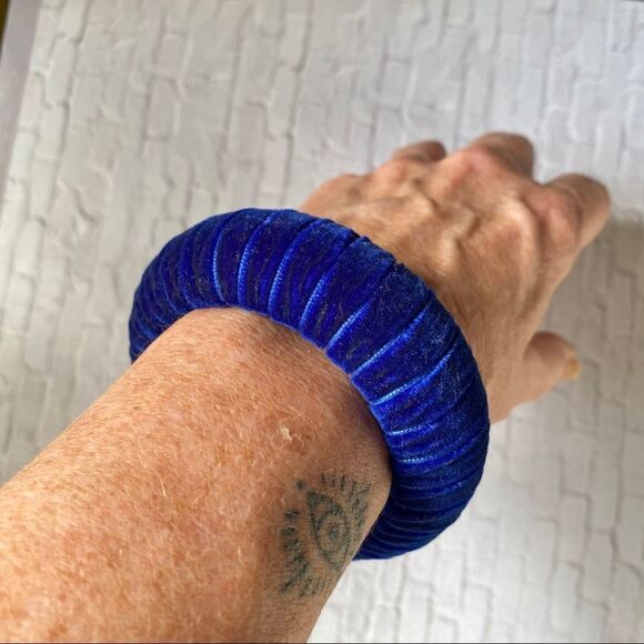 Vintage
R.J. Graziano Blue Velvet Bangle - Picture 2 of 4